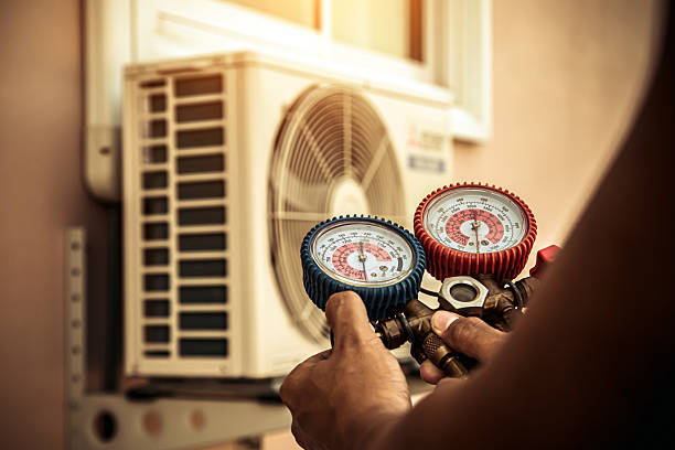 Professional Hvac technician working in Lowellville, OH